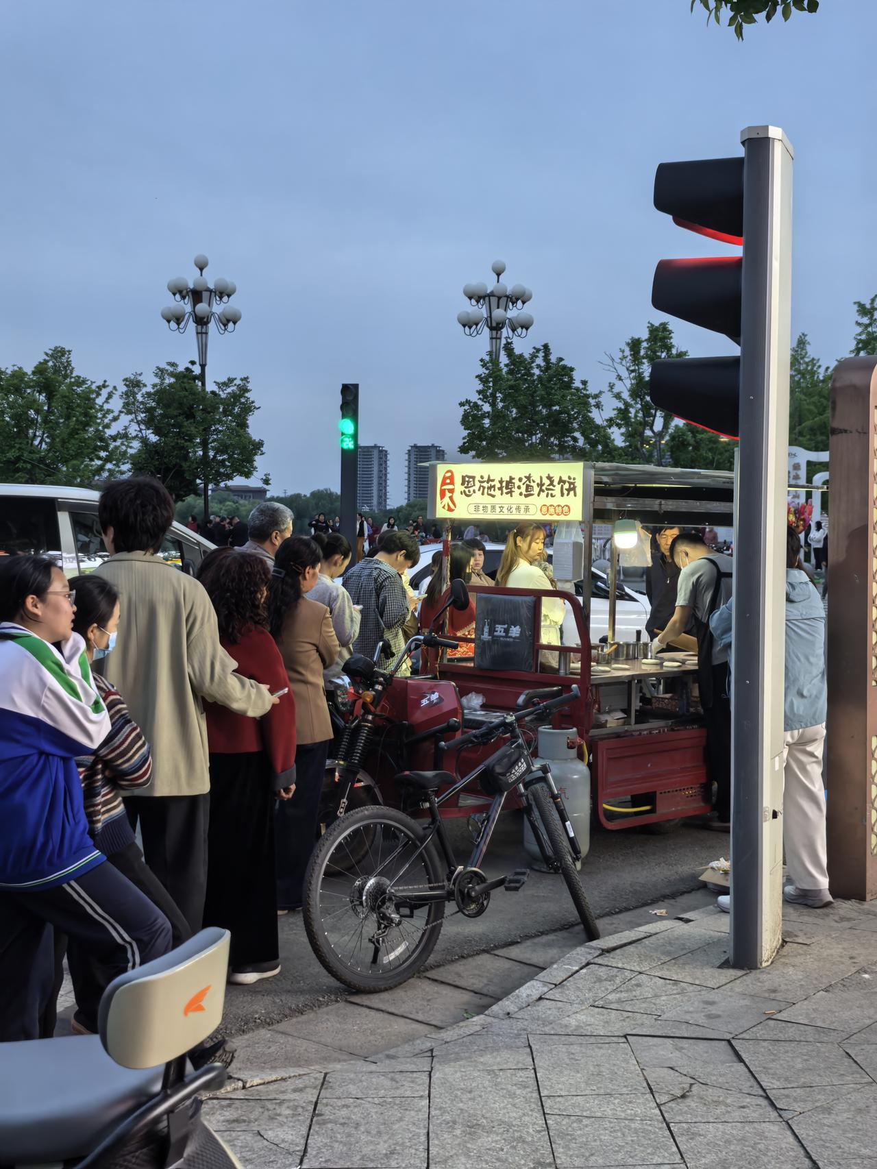 能让韩城人排队的恩施烧饼再现南湖。印象中恩施烧饼二十多年前，第一次登陆韩城，盛状