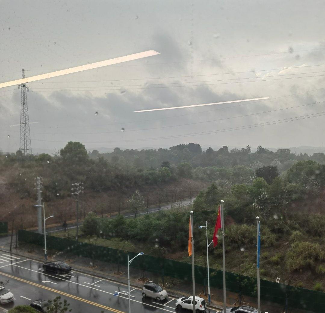 老家说天天下雨，今天下了火车，到工厂又是倾盆大雨，赣江里的水位又高了！  ​​​