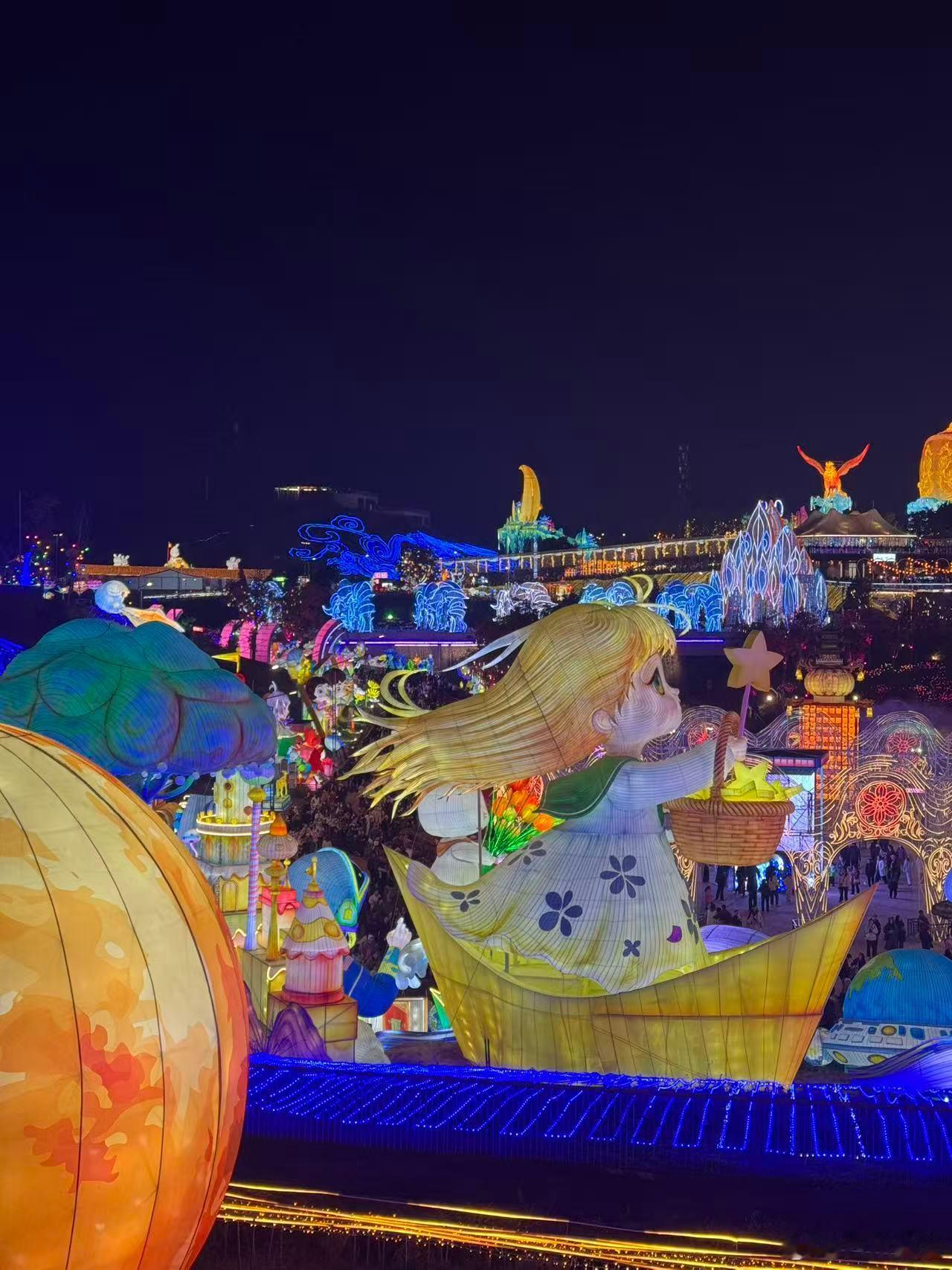 迟来的自贡灯会返图~等着天黑才去，路上还有点堵，停车也有点费劲，怎么周末都有这么