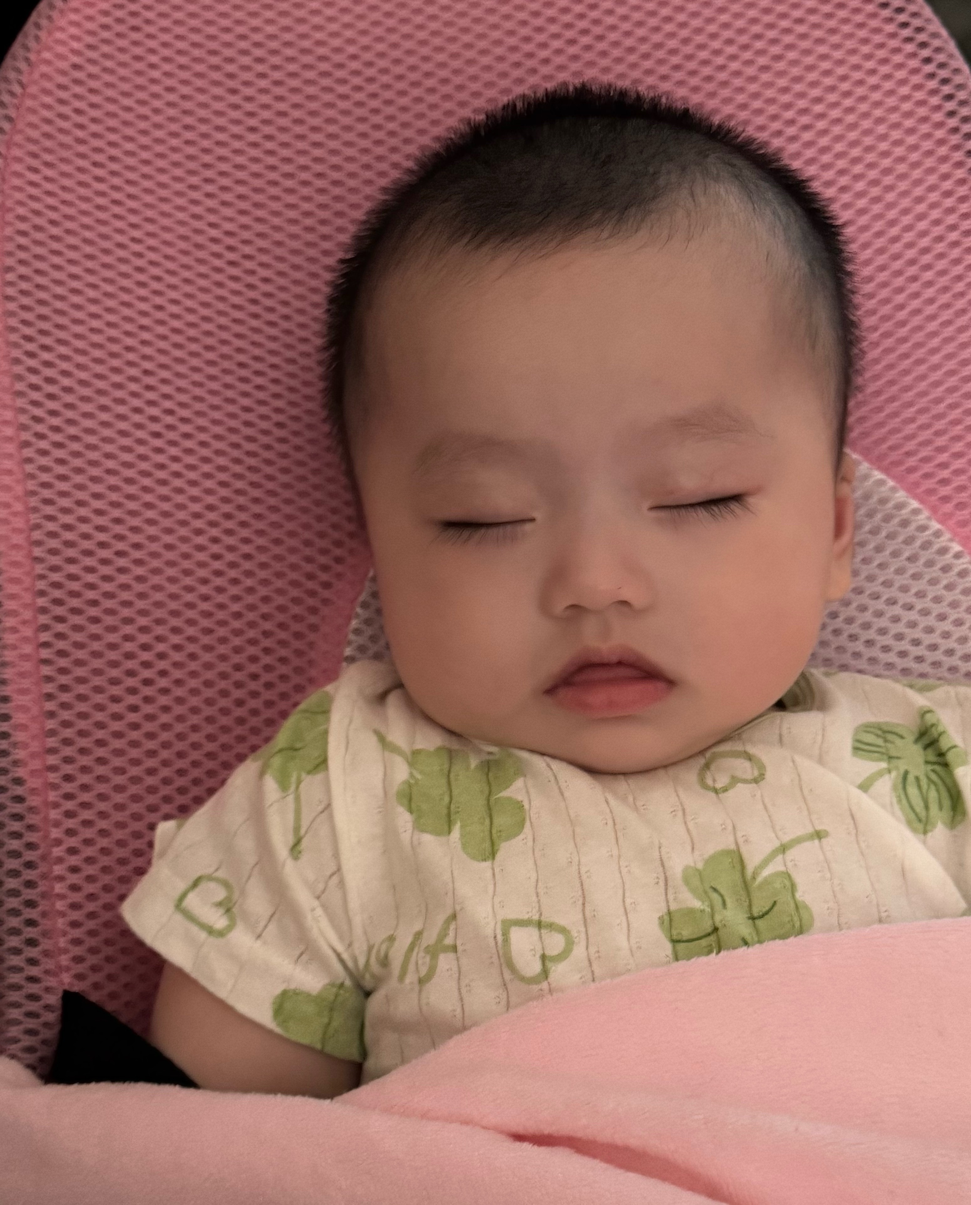 人类幼崽睡个觉都这么可爱[好运连连] ​​​