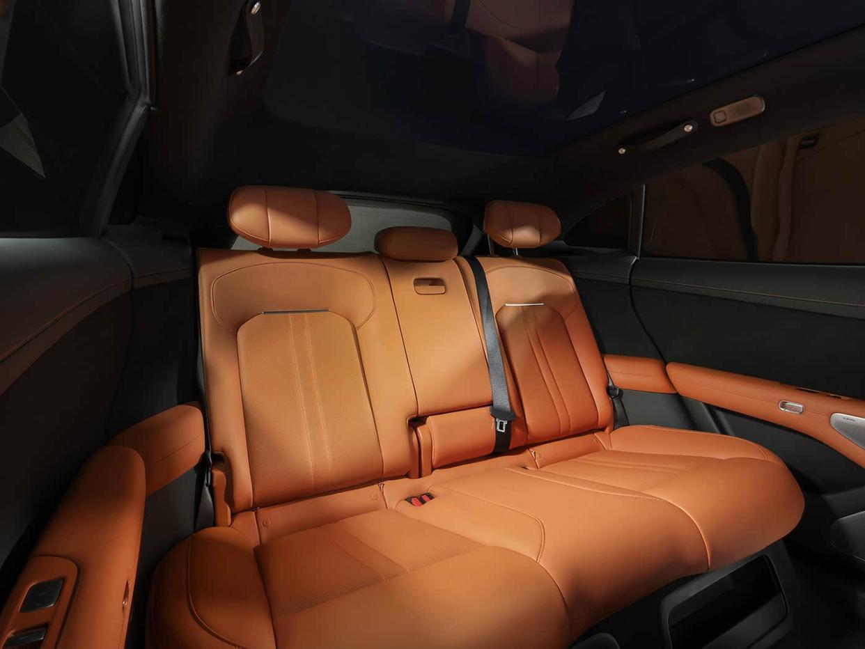 你看看……别人卖东西都想卖给大老板，雷军却偏要说不建议有司机的大老板买小米😂过