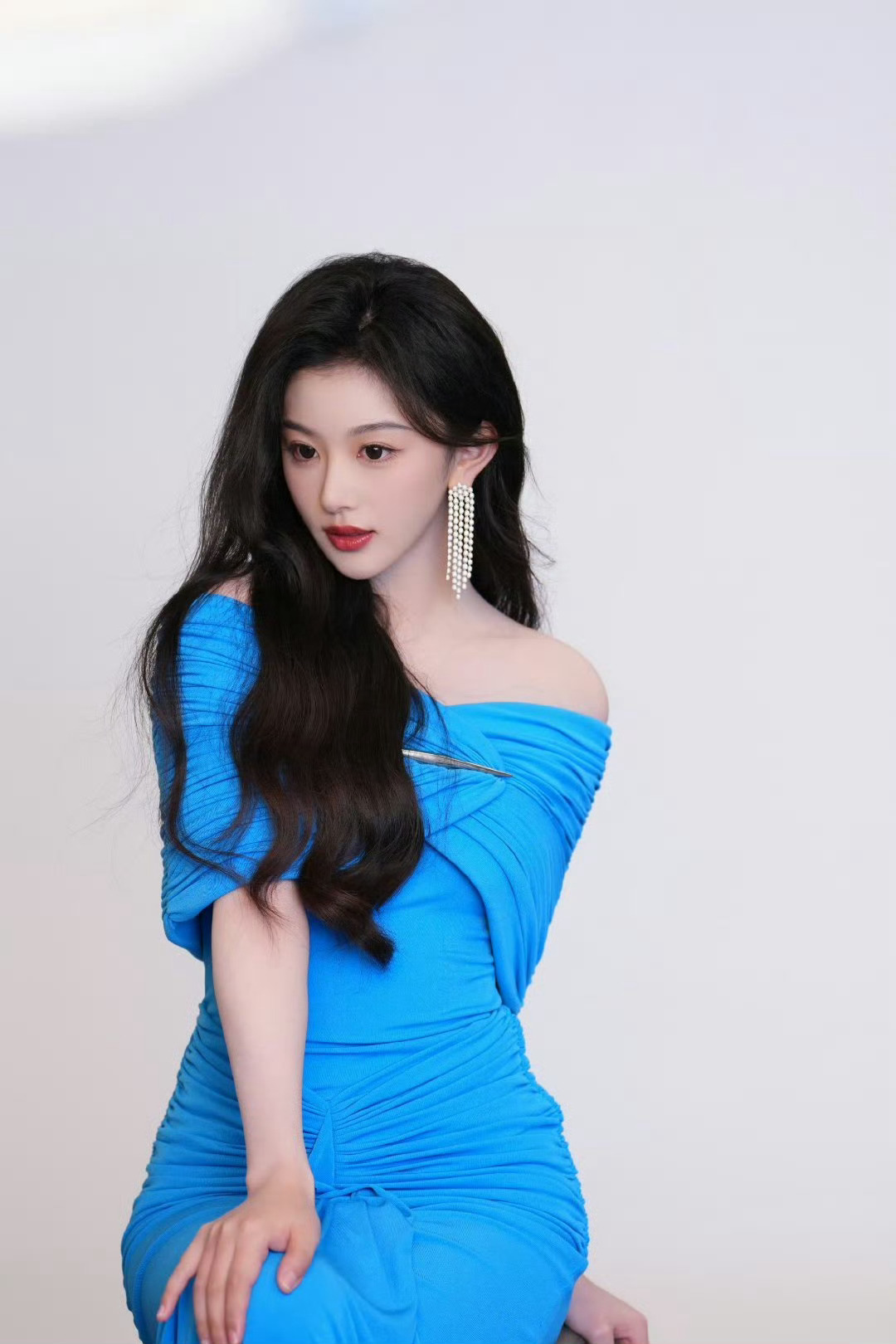 唐毅化的孔雪儿孔雪儿原生姐感妆唐毅为孔雪儿化的妆，大气温柔一字肩蓝裙更是衬得肤白