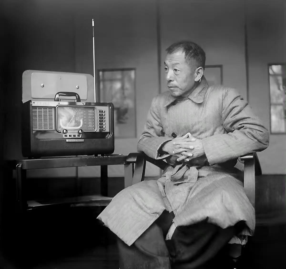 1957年，被软禁在台湾的张学良，就靠一台收音机打发日子。
 
当年那个说一不二