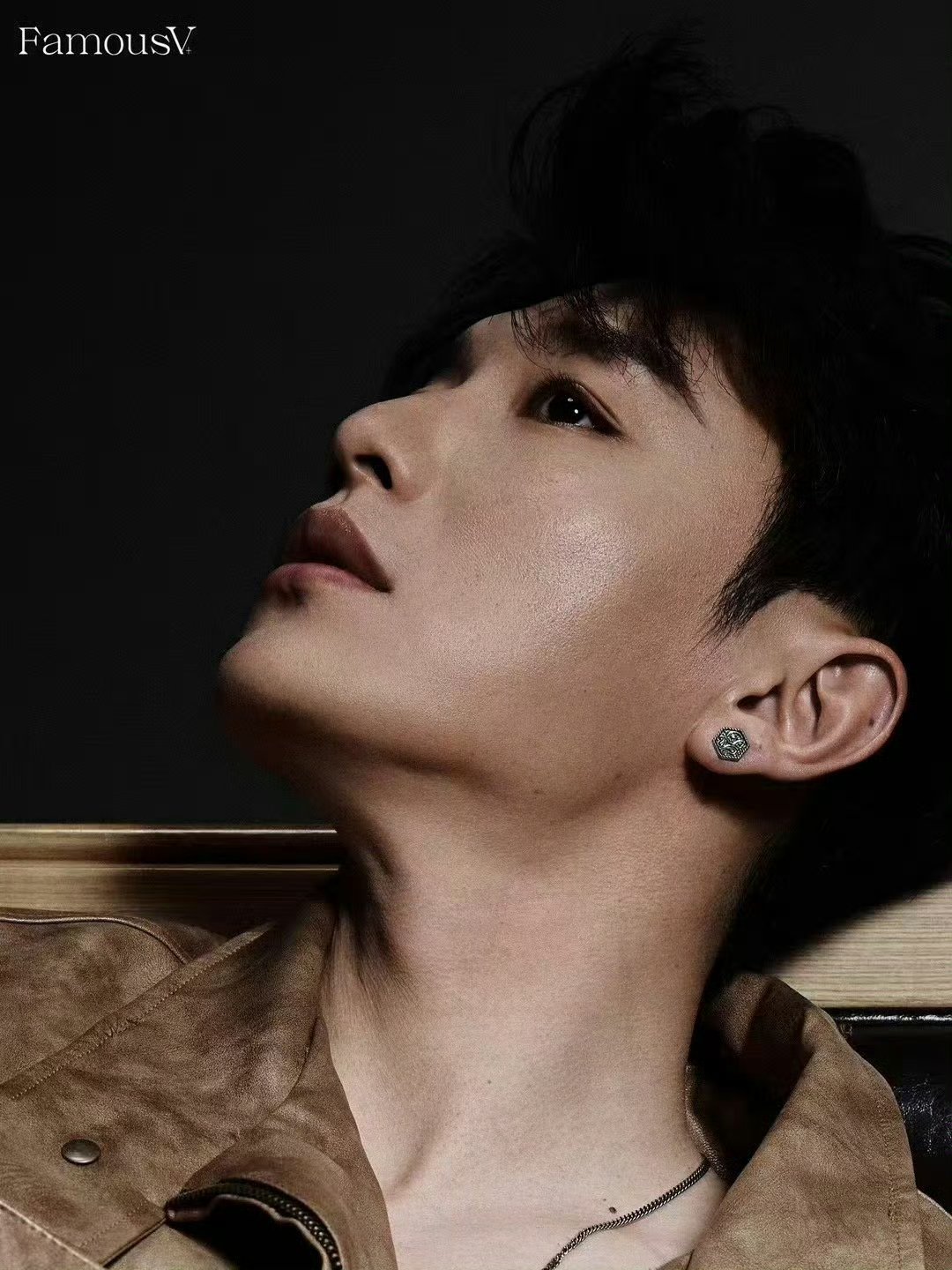 代旭 帅气值满分的代旭，时尚度太权威，谁看了不说一句性张力满满。 