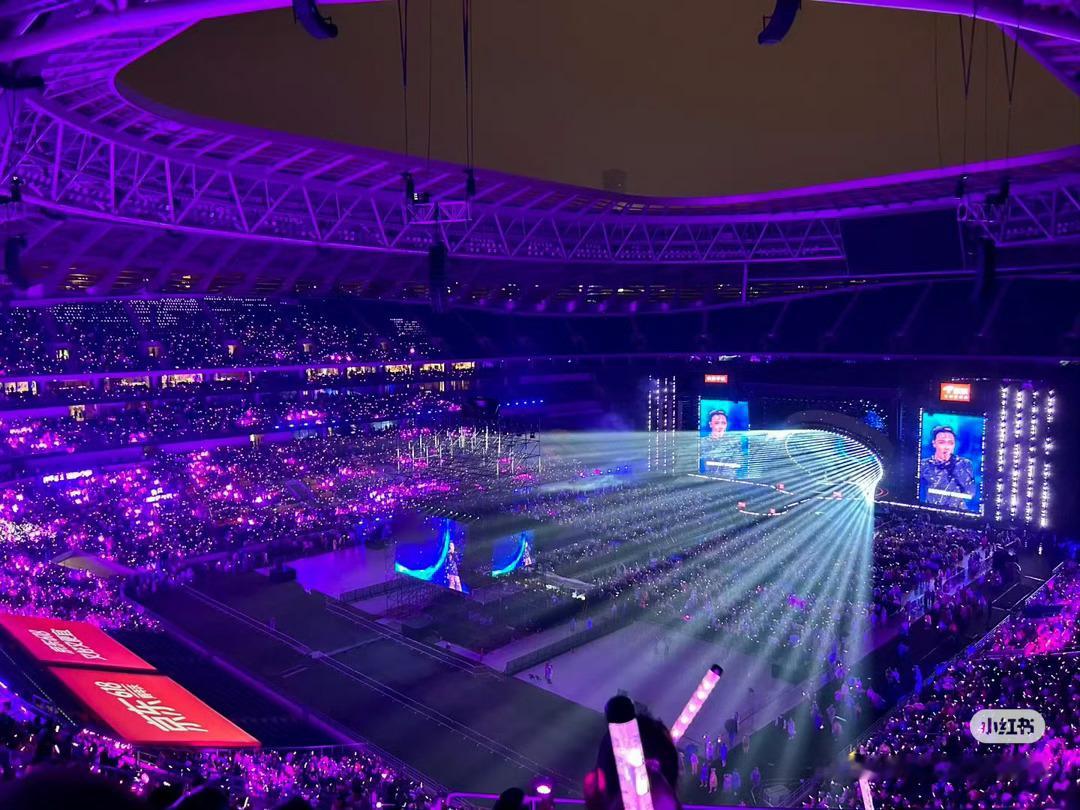 张艺兴 去年今日 拼盘变紫海 只为你而来💜 