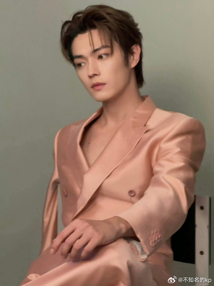 许凯有这张脸拿什么输许凯比精修更权威的是live 单凭这套live，就能稳坐颜值
