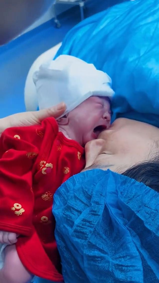 你的小可爱来了。帮妈妈亲亲，行吗？