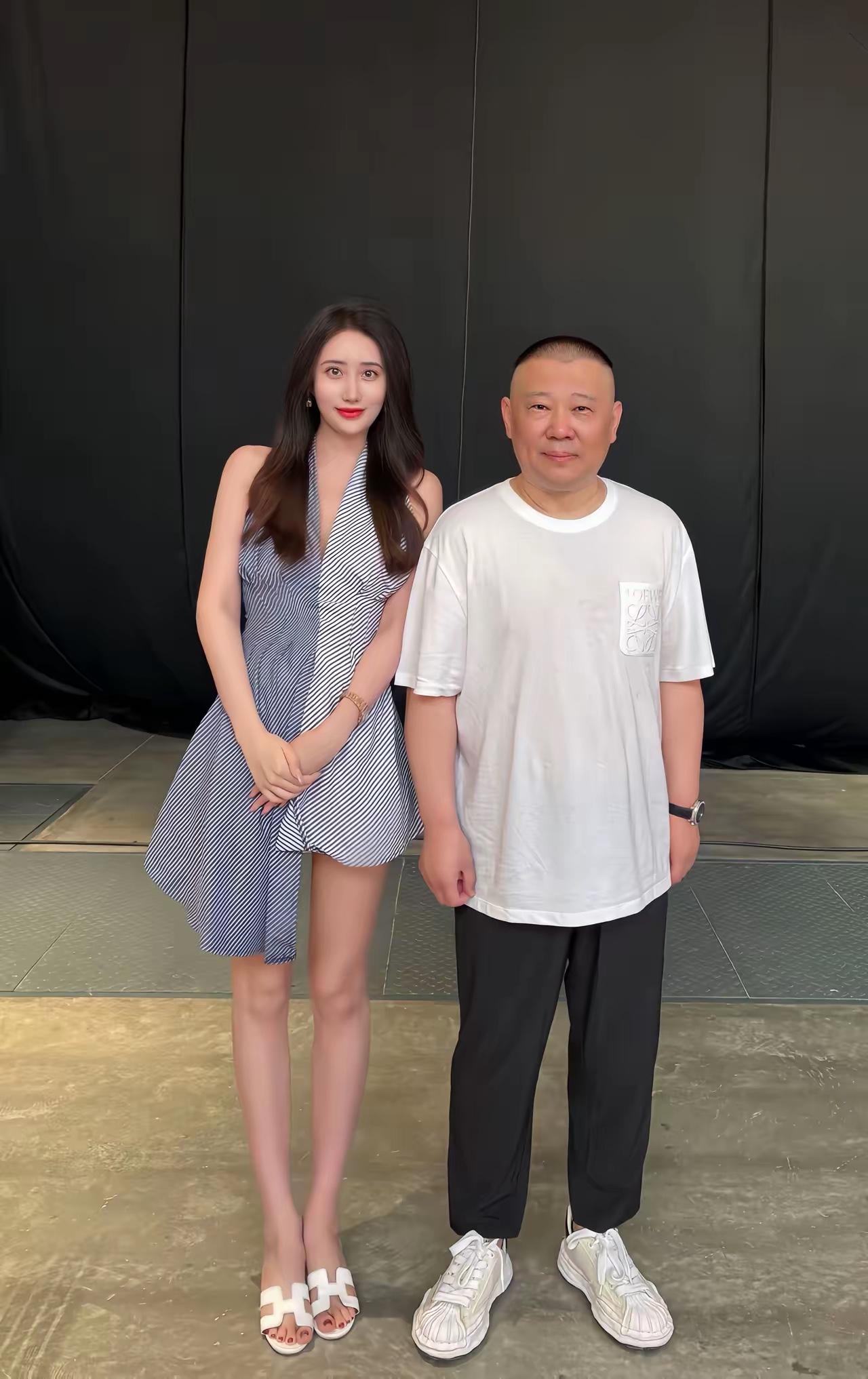 和郭德纲合影的这位女孩子非常有气质，是不是也是位明星