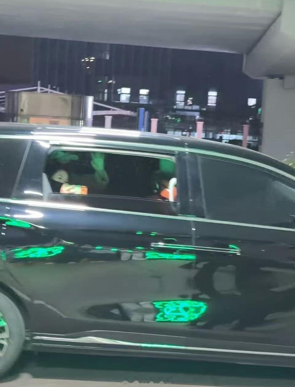 李昀锐和粉丝挥手打招呼了，太宠粉了！期待李昀锐星光大赏红毯造型啦！李昀锐海口到达