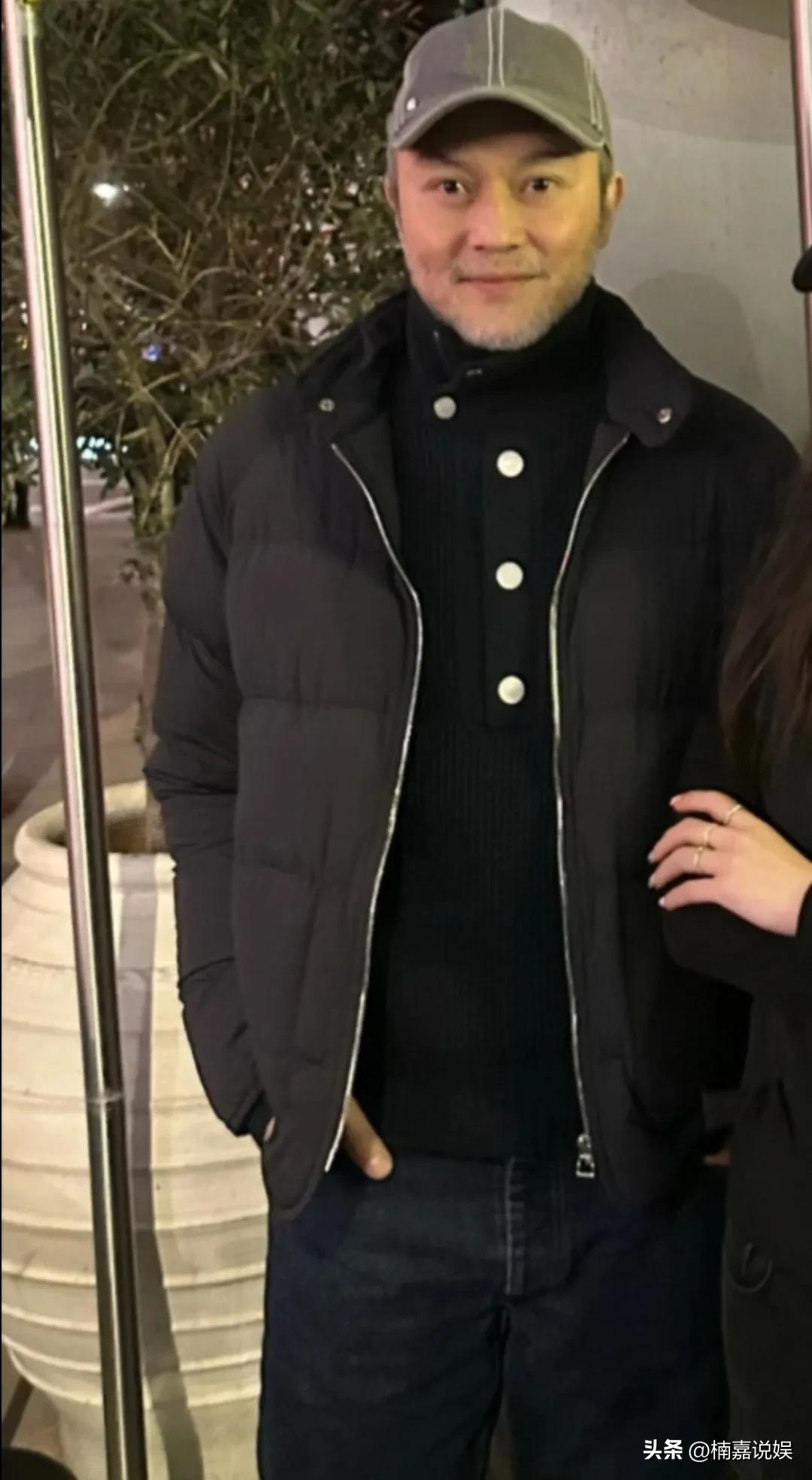 张智霖和袁咏仪夫妻俩在英国一间餐厅被偶遇，看起来张智霖也没逃过“过年胖三斤”的魔