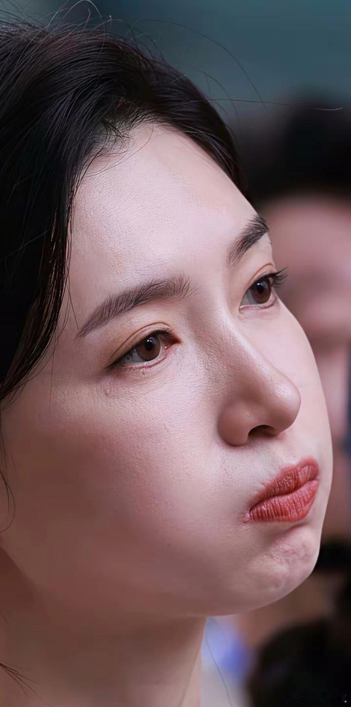 江疏影这个角度真的美到无可挑剔，怼脸拍都零瑕疵，颜值太能打了！ 