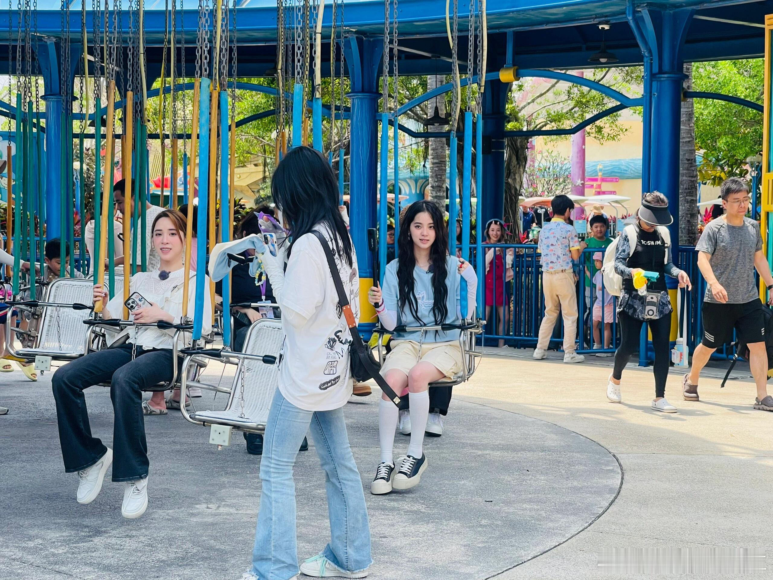 游乐园偶遇欧阳娜娜和姐姐，确实很美，明星和素人还是有差距的 ​​​