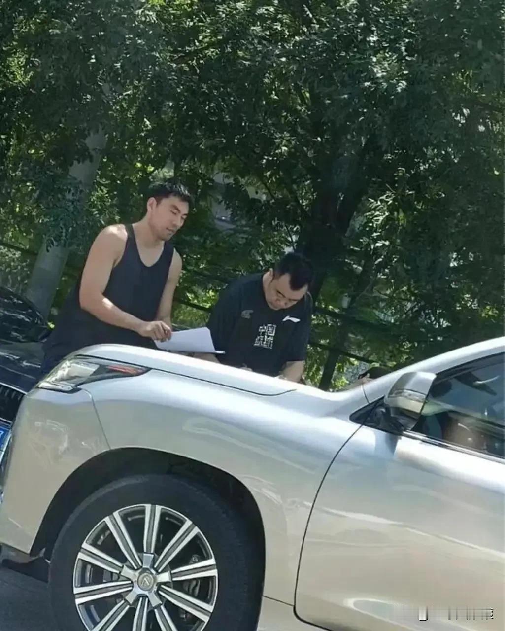 都说，这二位在汽车机关盖子上，签合同的，才是辽宁队的定海神针！
可这是真的吗？
