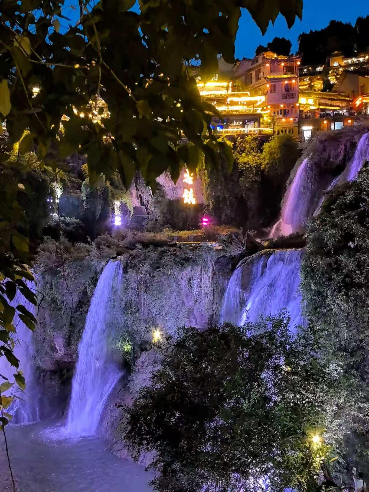 芙蓉镇夜景还是不错的，暑期游客也挺多，然后发现有很多外国游客，俄罗斯的、南亚的、