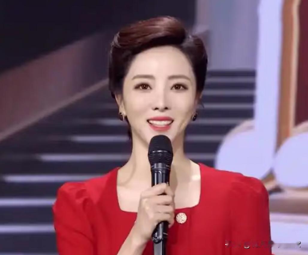 离开央视两年，“一姐”李思思如今过得怎样
近日，2026年春晚主持人阵容发布。