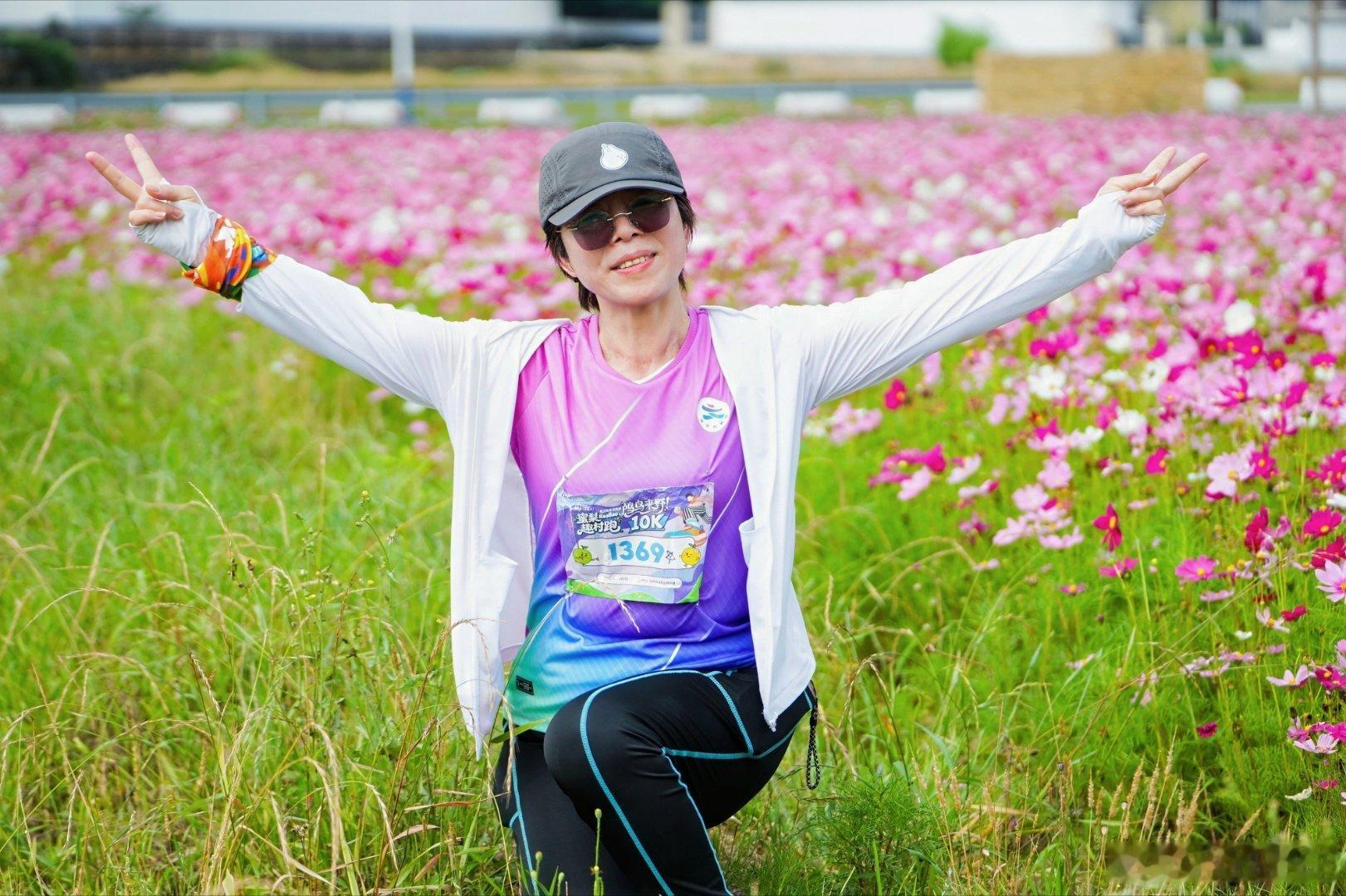 10km追风组穿过百年古梨树群，抬头满眼青梨，跑着跑着居然渴了……还好补给站有鲜