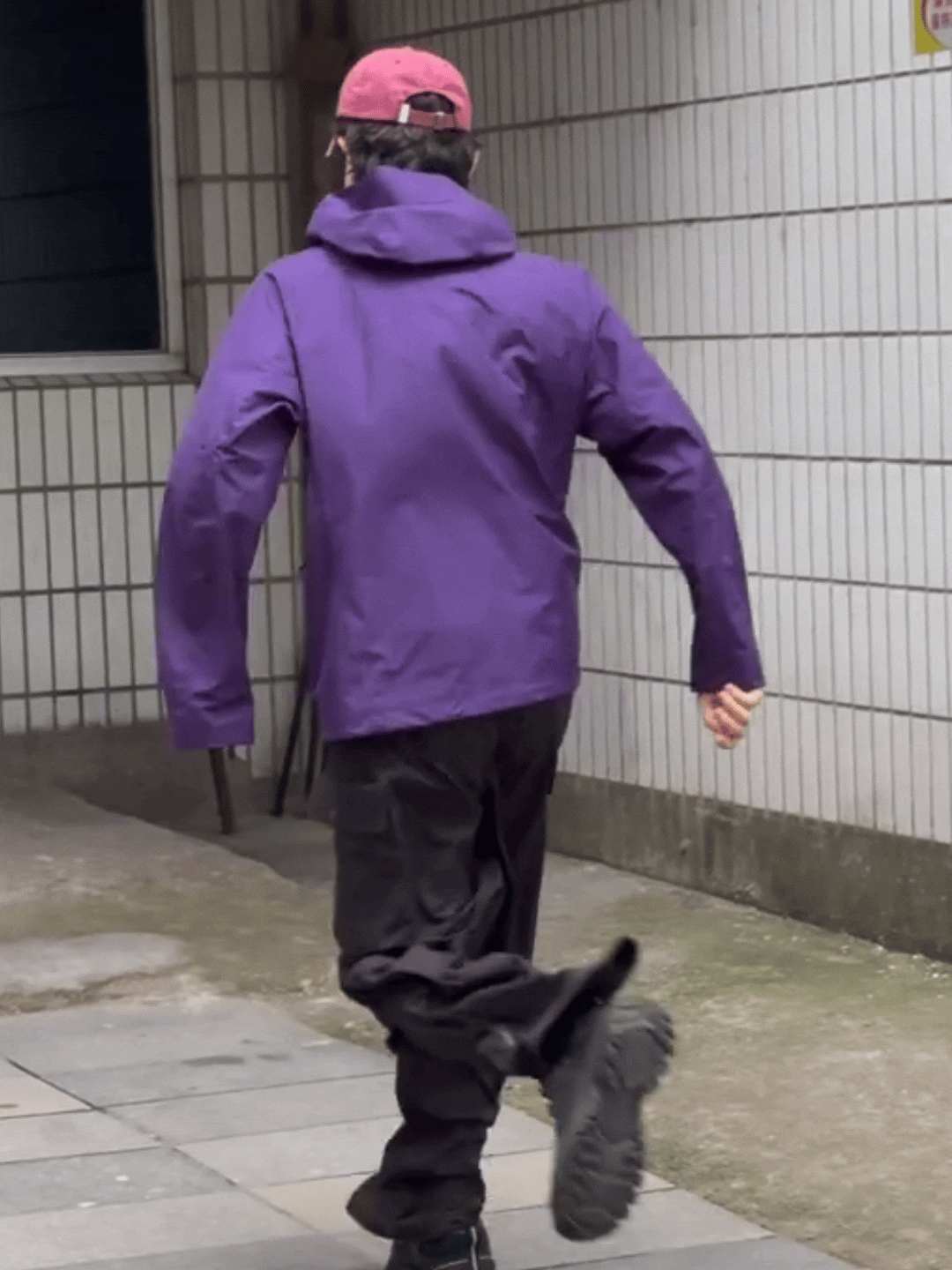 飞得直愣愣的 
