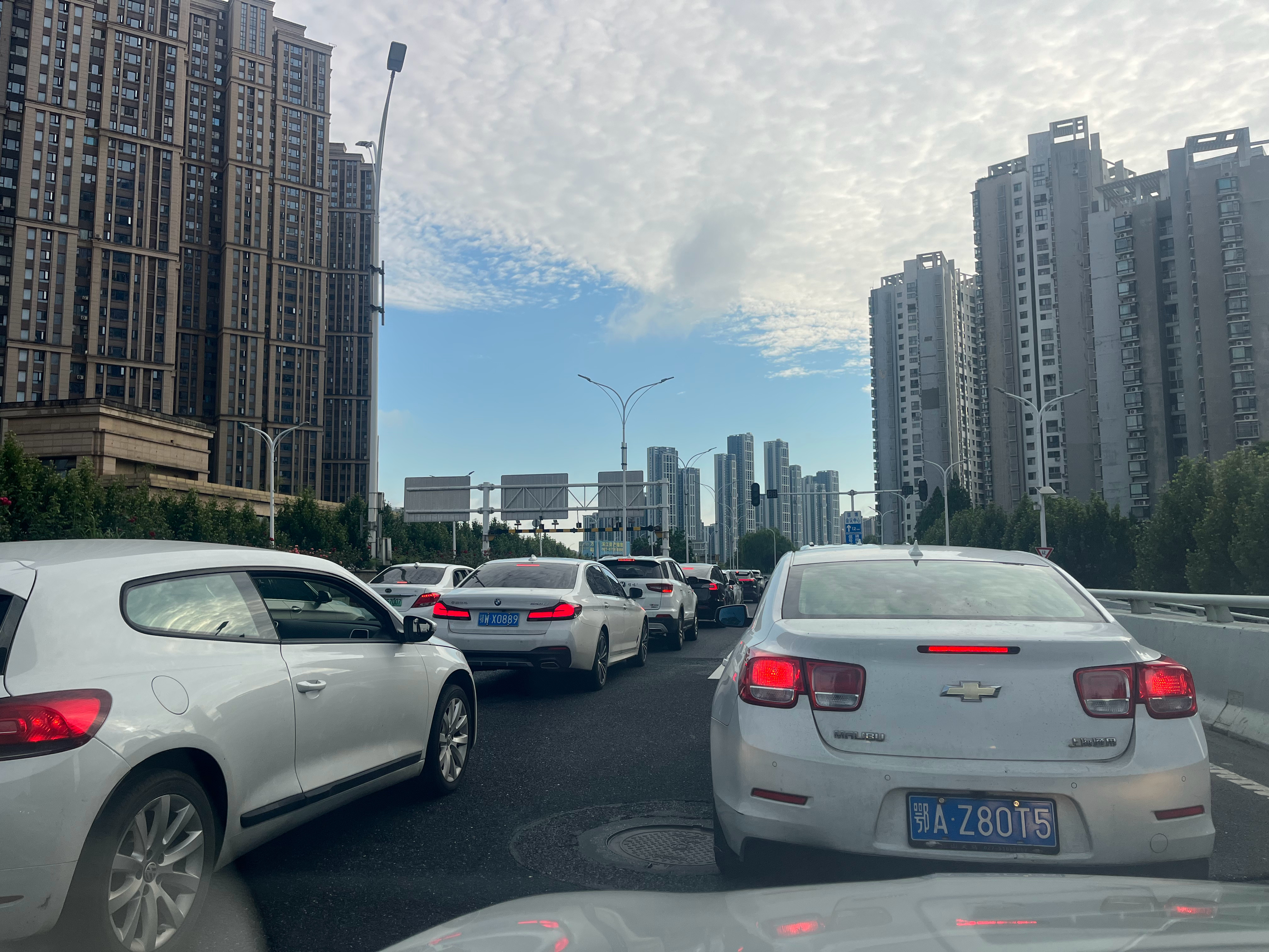 堵车堵到没脾气，十分钟了没动过[苦涩] ​​​