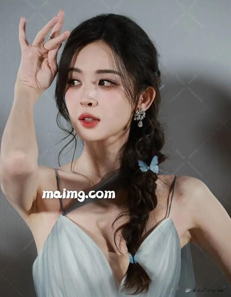 你发现没？古力娜扎这几年怎么越来越美了！

以前是精致仙女，现在整个人都在发光，