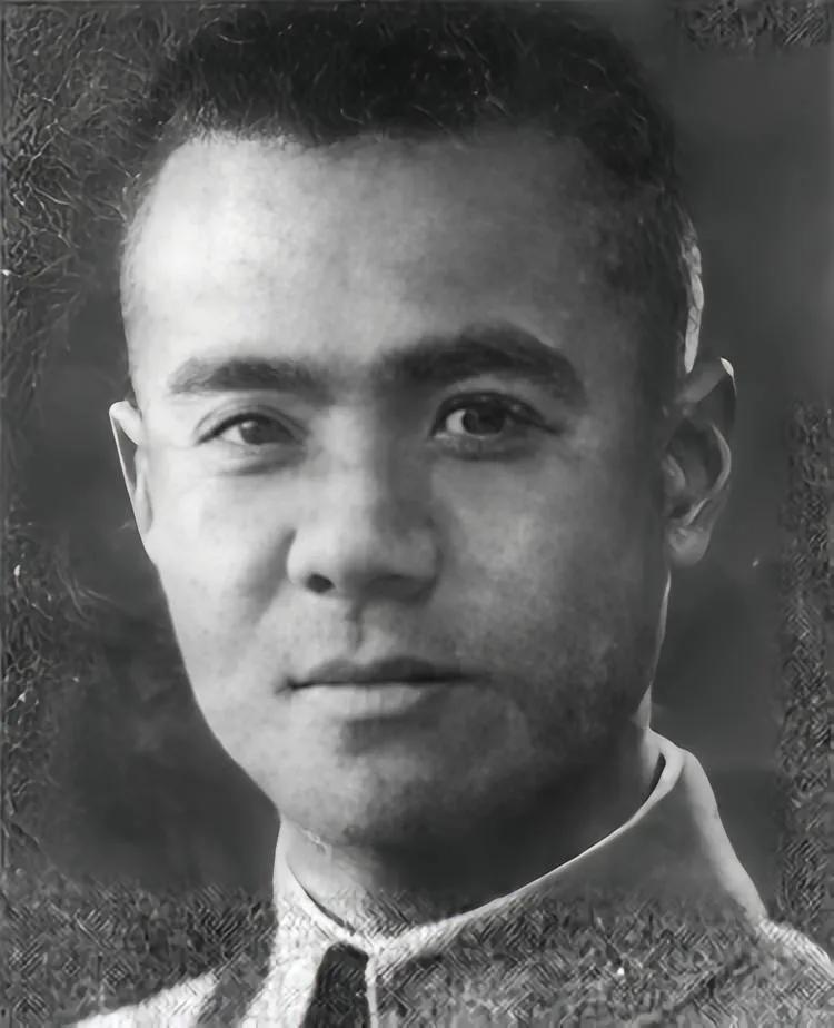 粟裕站在国军六十九师师长戴之奇的坟前，惋惜地说：
你不是一个合格的军人，更不适合