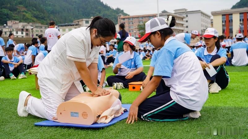 12月18日安徽滁州上演惊险一幕：一名幼童因气管异物窒息昏迷，奶奶跪地痛哭。危急