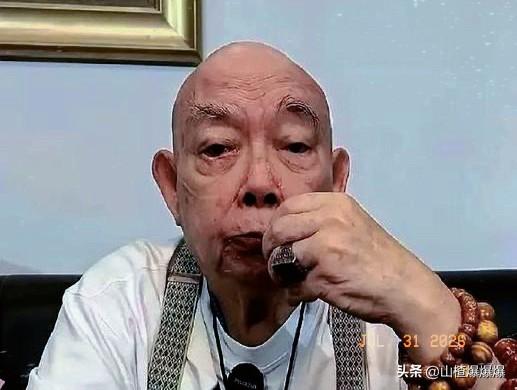 真是活久见，七八十岁的人了，天天蹲在直播间里对着周星驰狂喷，那架势恨不得把对方批