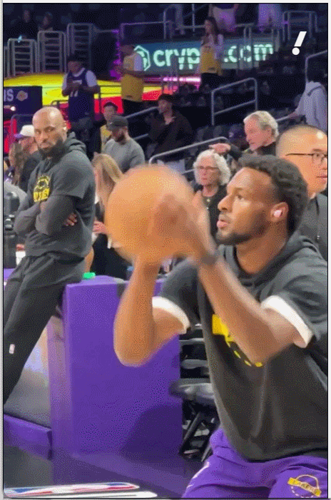 布朗尼绝对是NBA最幸福的球员，没有之一！
詹姆斯在场边看着布朗尼的投篮频频点头