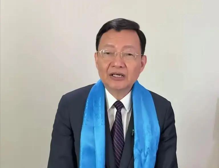 都是什么人？网上又出小作文了，认为明天股市开门红概率偏低，理由是李大霄戴的是蓝色