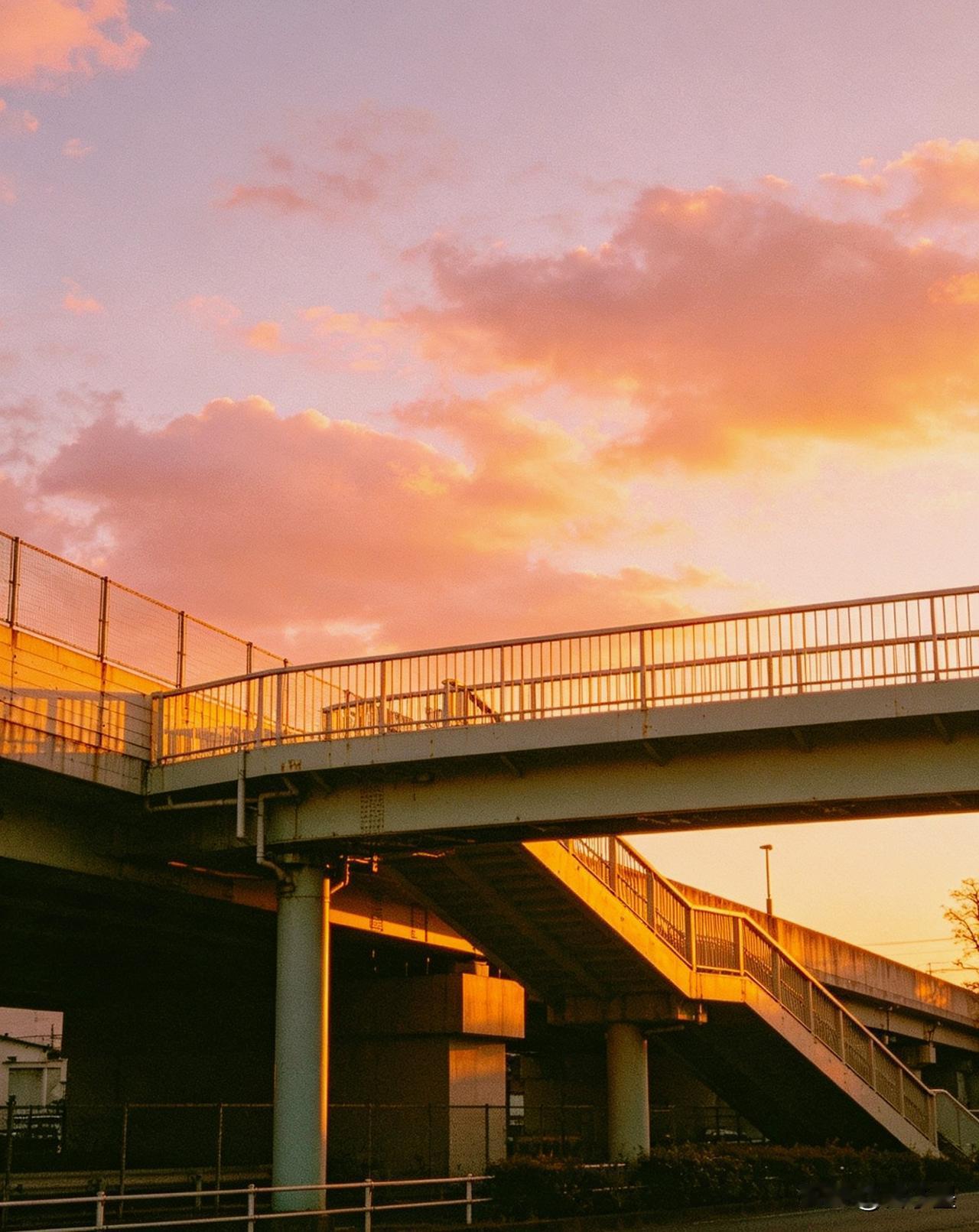 拾灵记｜黄昏的暮云，接住了我所有的情绪

成年人的崩溃，总在抬头看云的一瞬间自愈