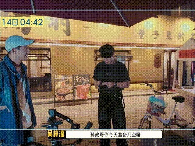 垫底团队为了赢每天工作20小时为了实现逆袭，开启疯狂模式。别人沉浸梦乡时，他们在