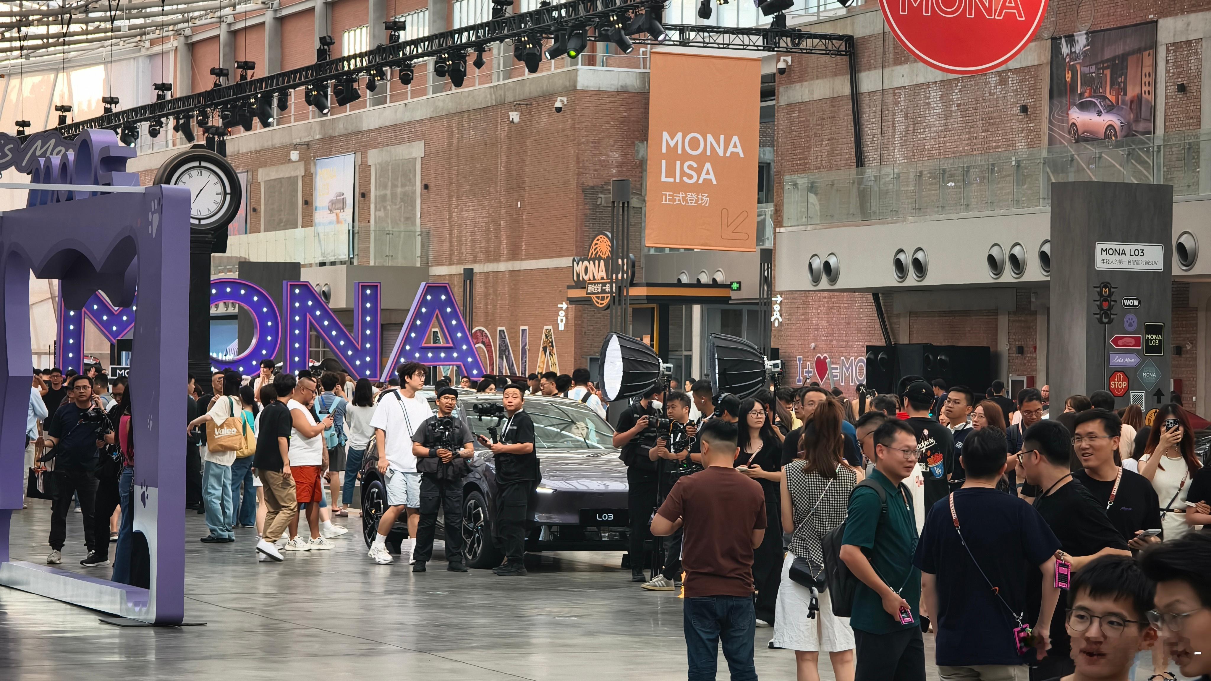 我跟夹夹说：“好家伙，你比欧阳娜娜先登台了”。讲真，车型系列代言人欧阳娜娜尽职得