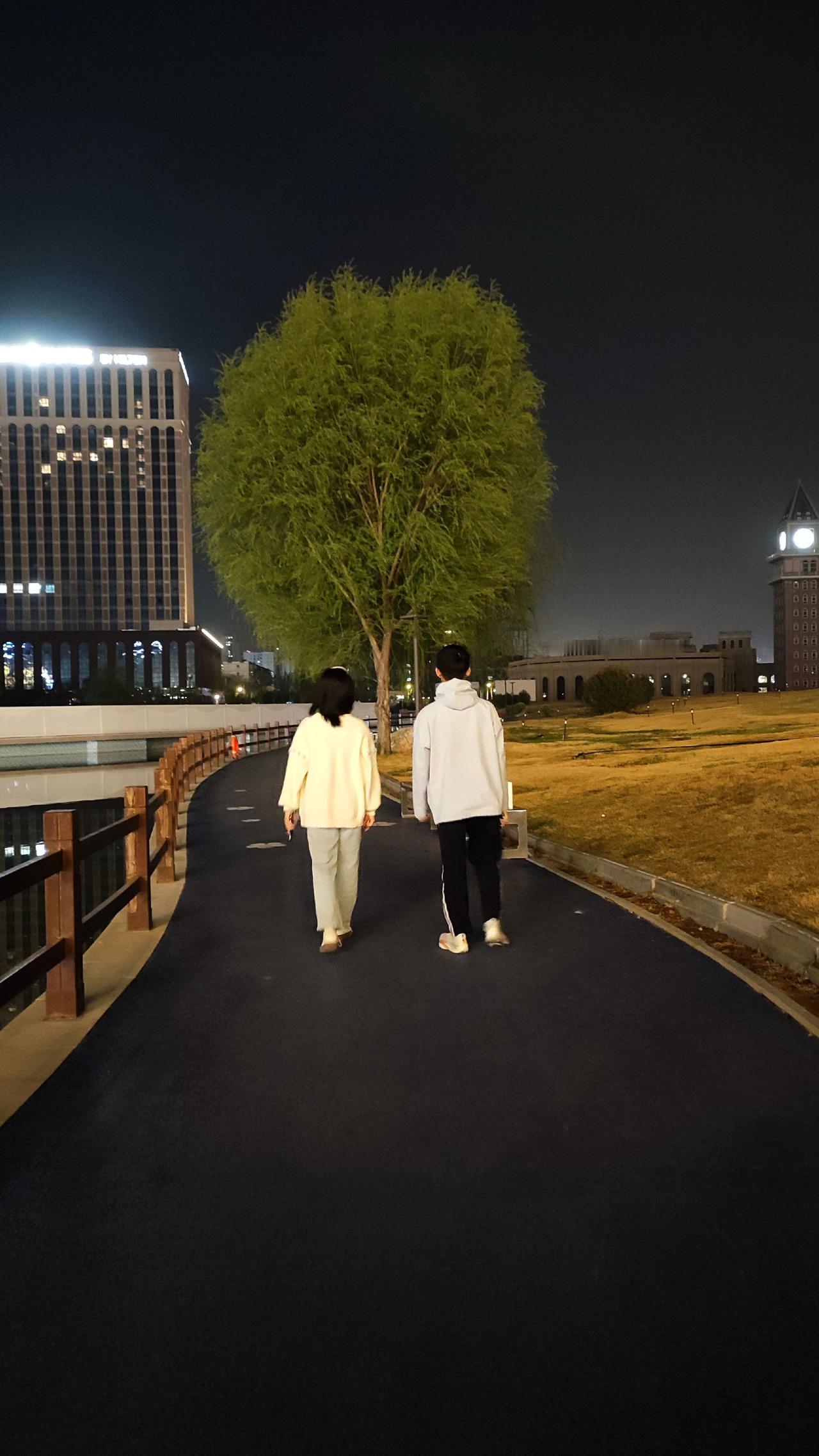 感谢我的两个宝贝陪着妈妈散步，一晃你们都长大了，每次跟你们出行，望着你们的样子，