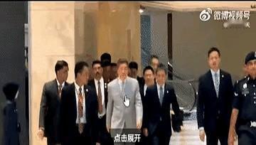 谈判结束了。

他们笑得挺自然。

不是那种皮笑肉不笑，是真松了口气的那种。
