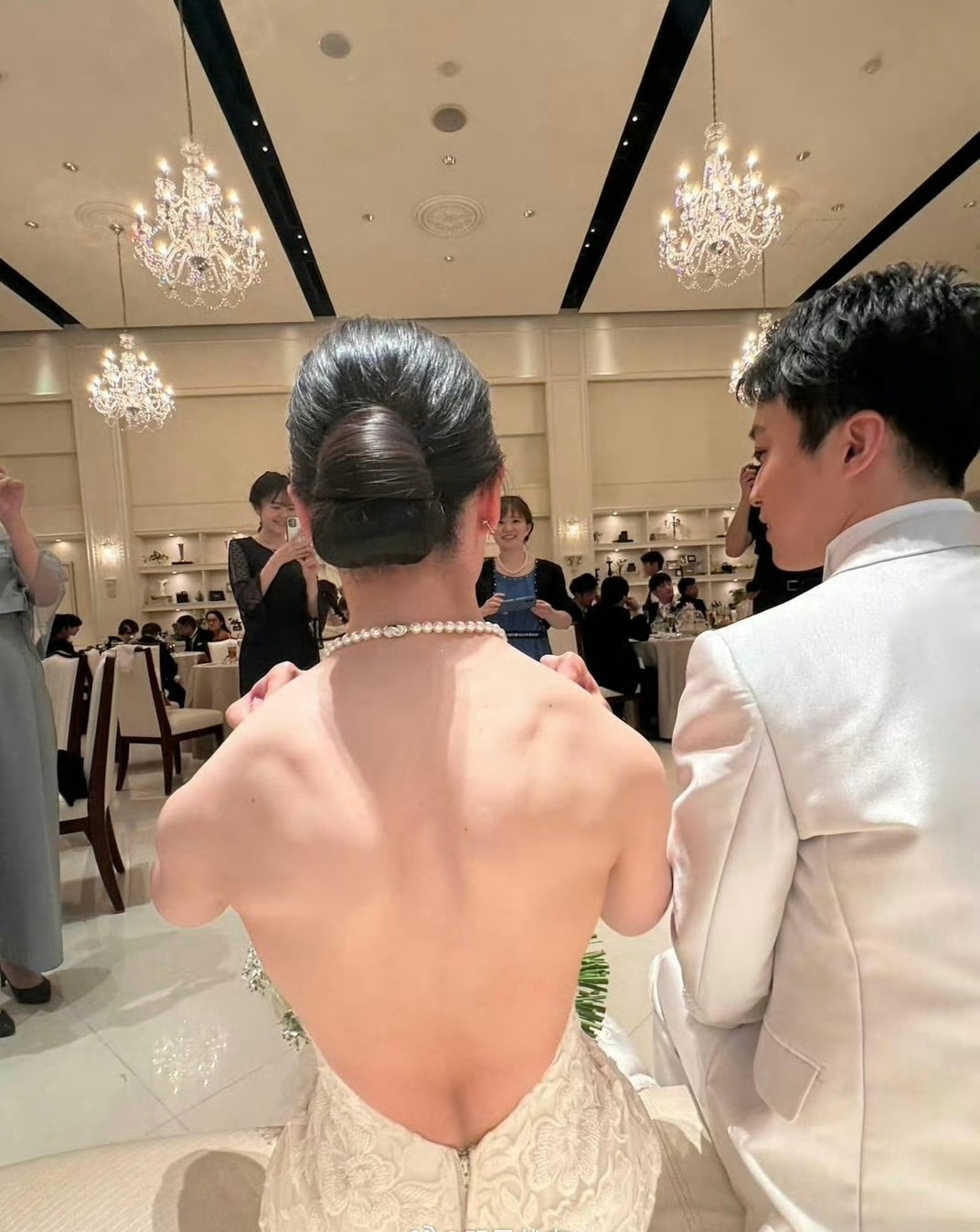 从背面看新郎绝对不是新娘的对手 ​​​