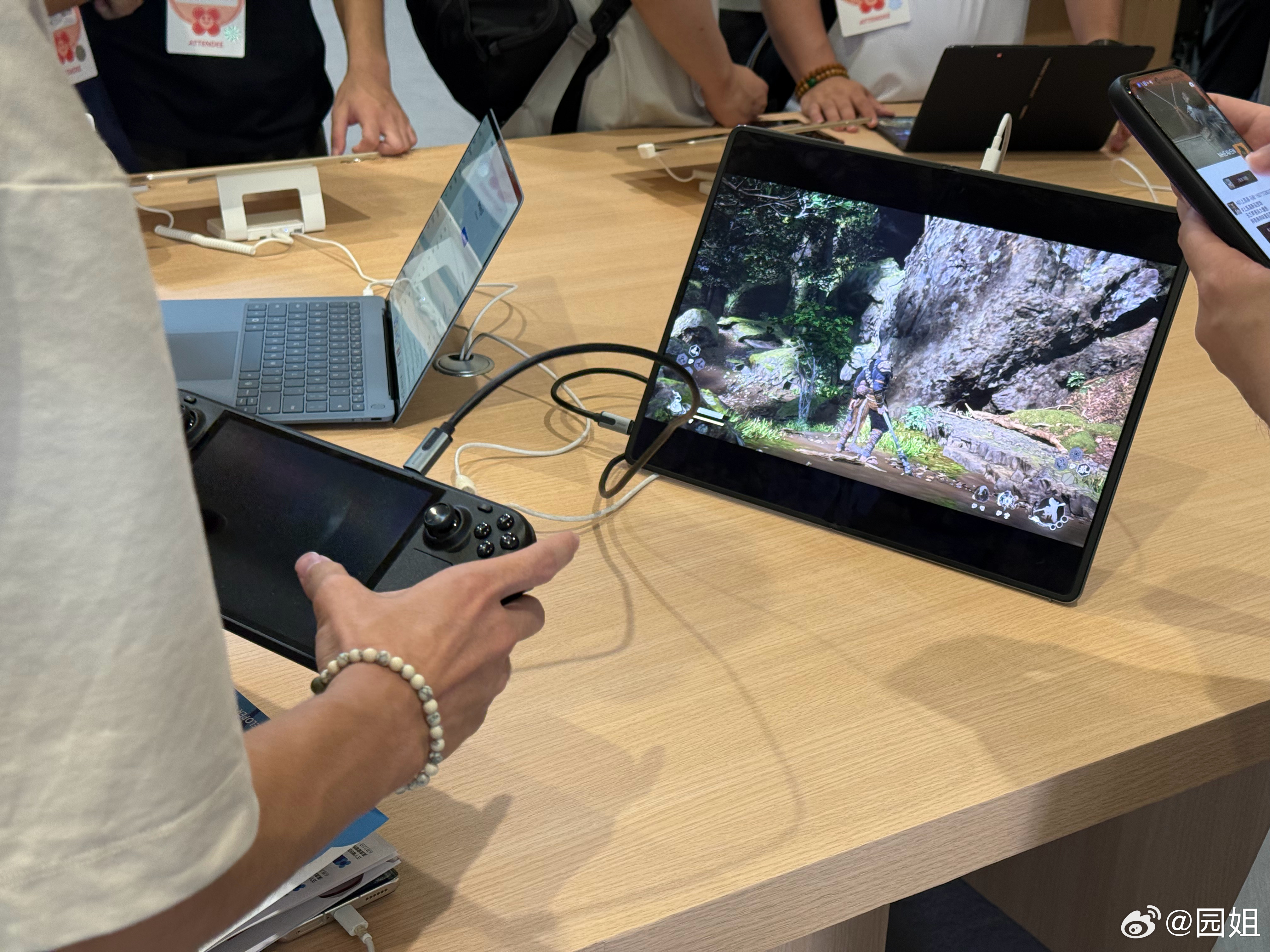 华为Matebook Fold未来可以给掌机或者游戏机做扩展屏，这个体验就很有用