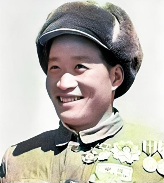 1964年，毛主席得知奇袭白虎团的英雄排长，回国11年后依然只是副连长，还被迫离