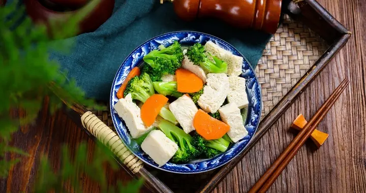 4月谣言榜丨只吃水煮菜能减肥？掉色西红柿是人工染色？假的