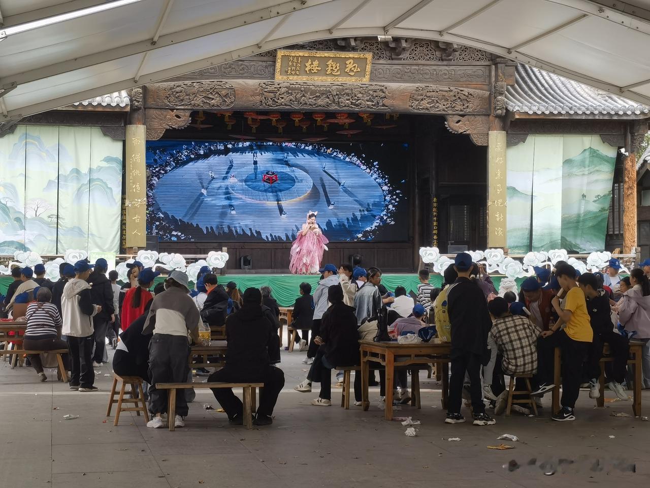 人与人之间，总有剪不断、理还乱的情感纠葛。心意相通时温暖相伴，稍有隔阂便心生疏离