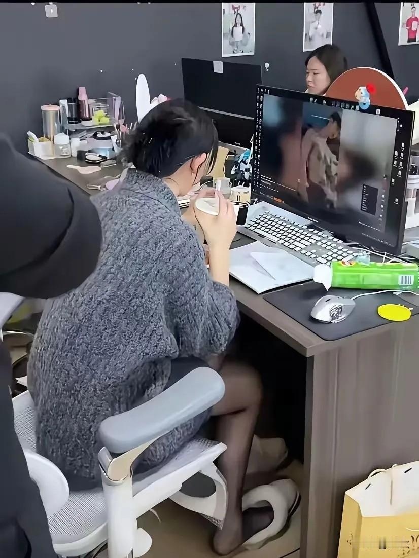 忽然被提名为秘书的女同事，午休时被领导盯上了。好奇心害死猫，顺带好奇心也能改变命