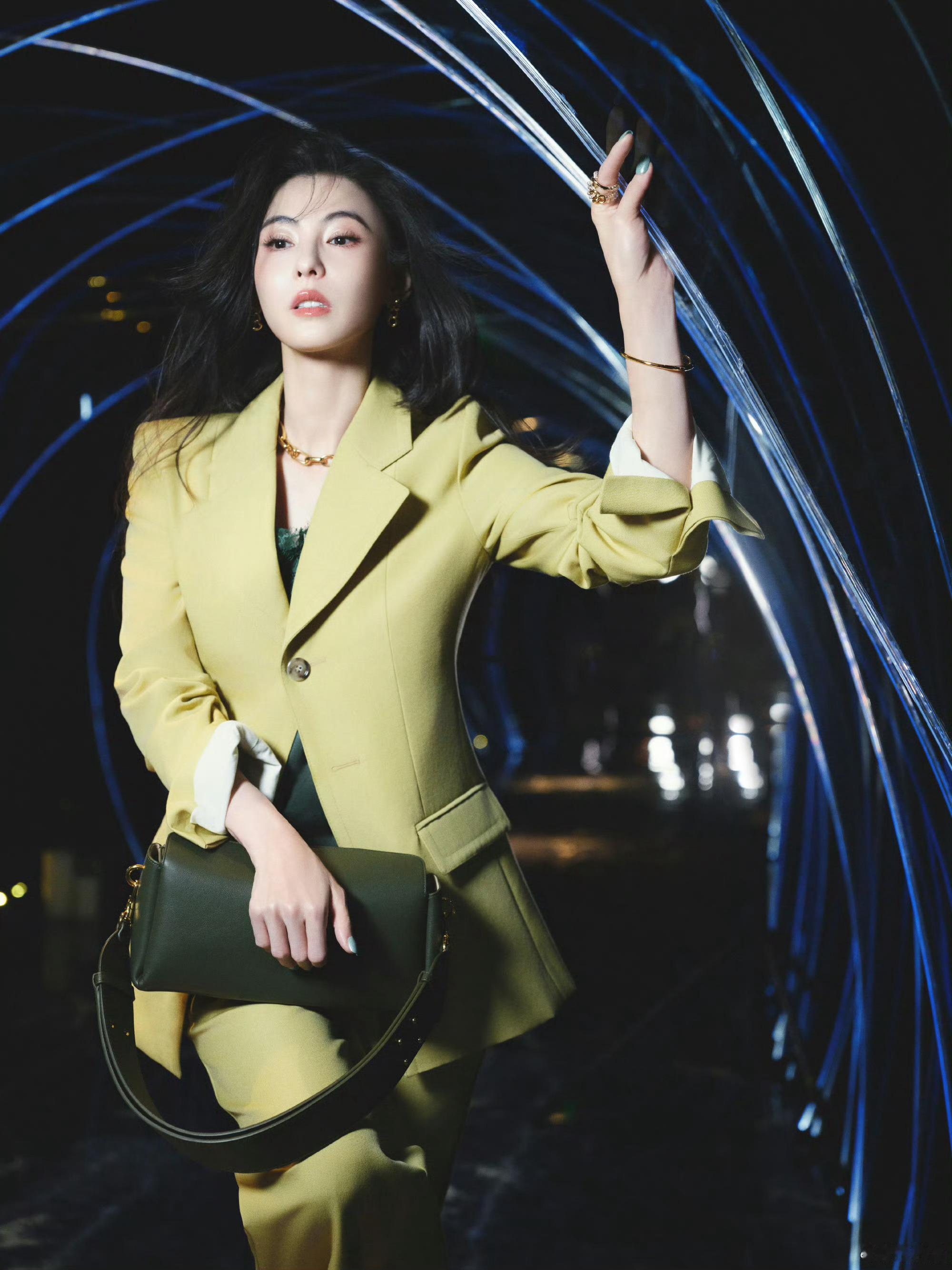 张柏芝戴了大金链子姐姐依旧那么美