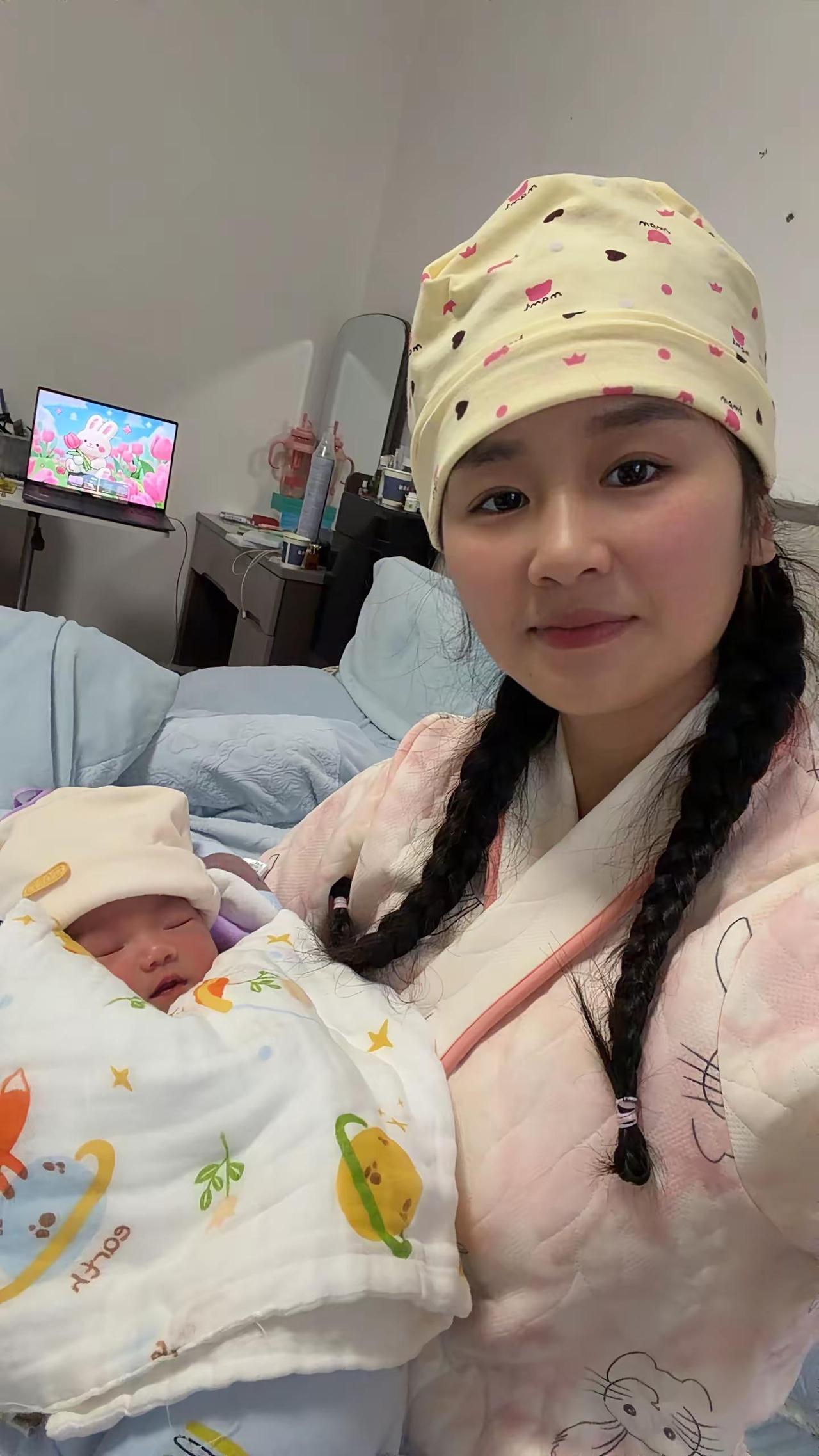 今年最大的收获，就是有了你，但是妈妈付出了很多很多，也收获了一脸的斑还有蜡黄的皮