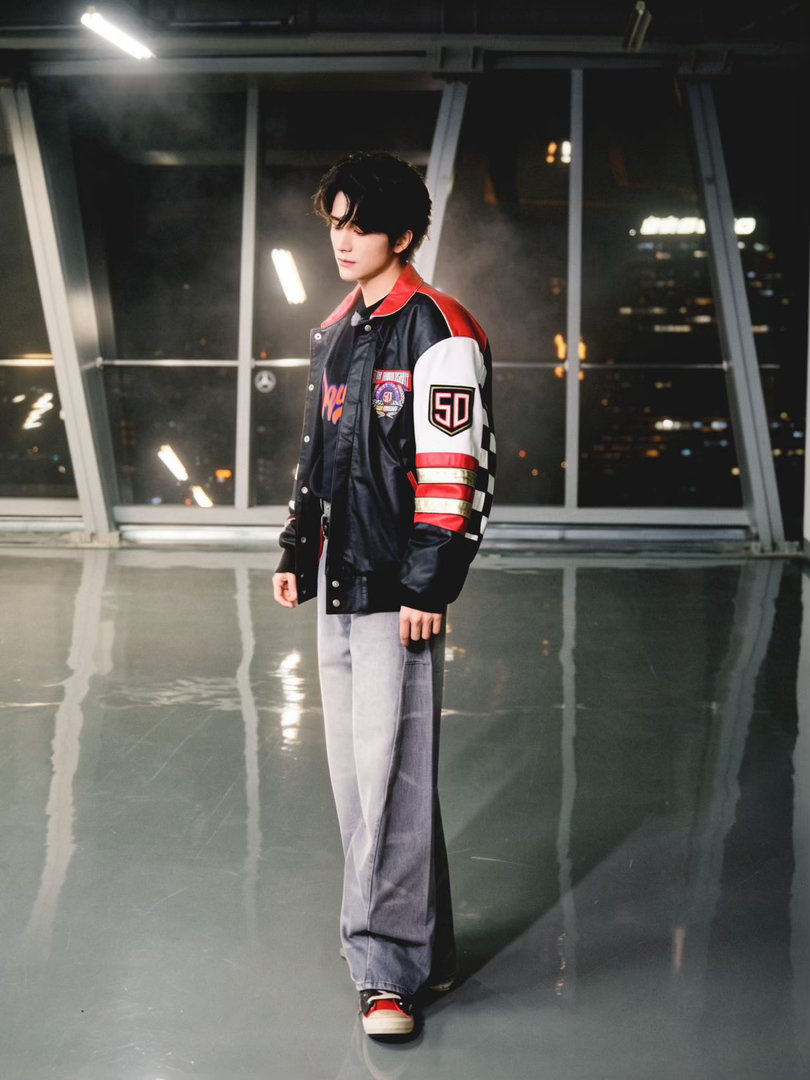 张新成演员爆改爱豆  张新成：我是演员。然后他站上舞台拿下C位，张新成你小子藏得