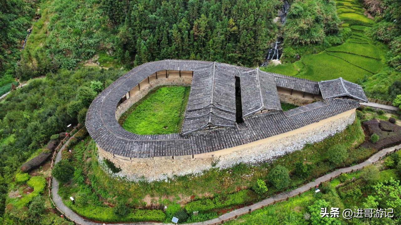在福建大田县建设镇山沟里，隐藏着一座古堡，当地人都避而远之？寂静得可怕！这里发生