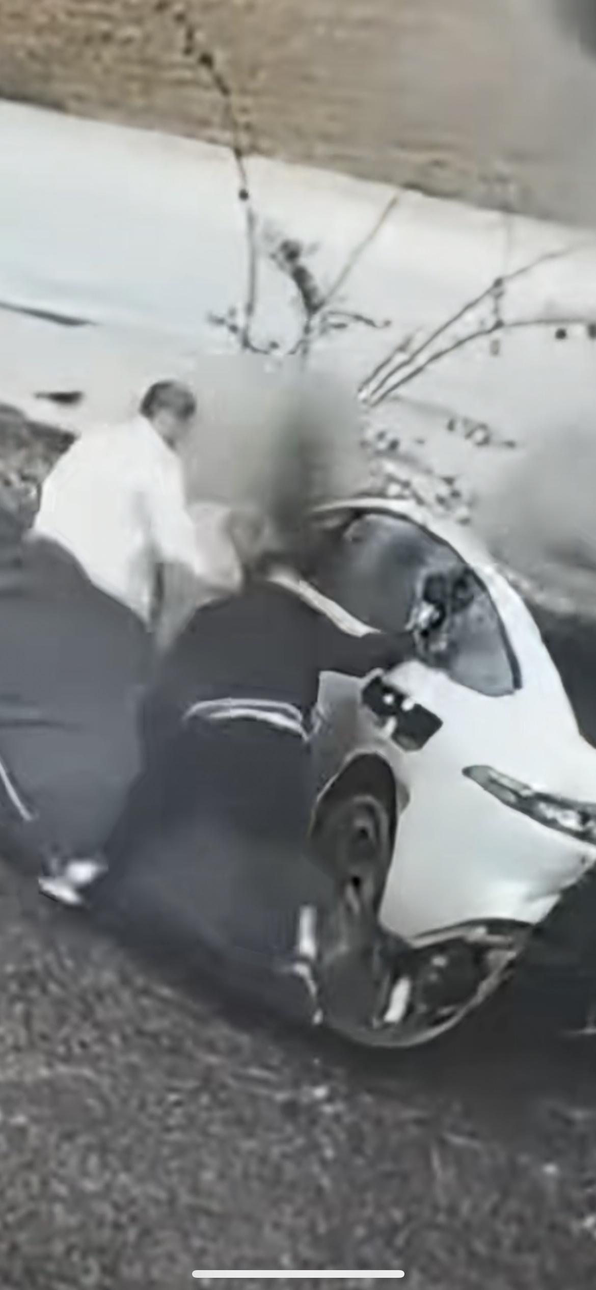 2月4日云南，“很遗憾 ，副驾没有救出 ，尽力了”！车辆出事故后起火，车上人员被