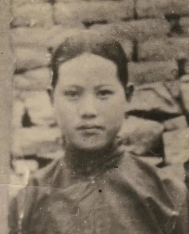 1941年，陈秀英被捕。汉奸头子孙宝灿亲自审讯，孙宝灿见她漂亮，对她垂涎三尺，奸