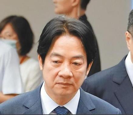 赖清德要把台海变地狱？岛内近七成民众先摆手说不
大家好我是小李。赖清德最近喊出一