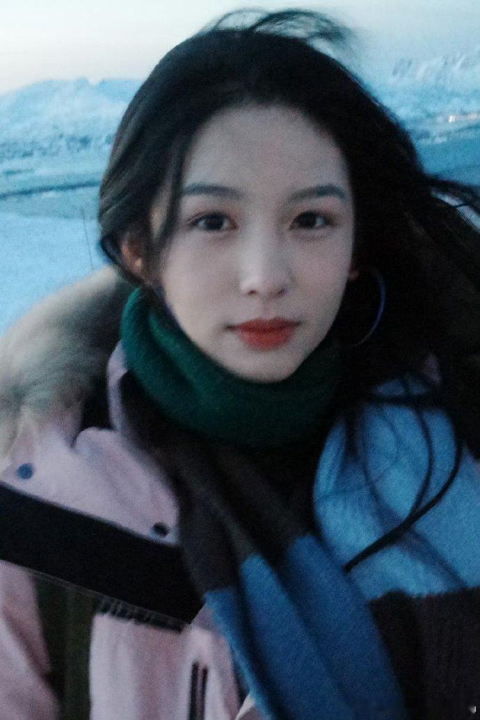 周也确认参加微博之夜 静候1月28日，期待周也亮相红毯。 周也确定出席微博之夜 