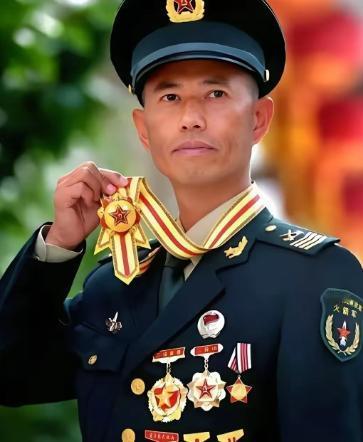 王忠心在火箭军干了34年，从普通新兵做到一级军士长。1999年他按规定退役，半年