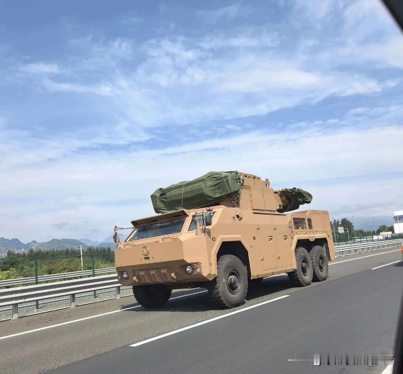 [呲牙] 沙漠色涂装的红旗-17E防空导弹，不知道是哪个大户买的——红旗-17E