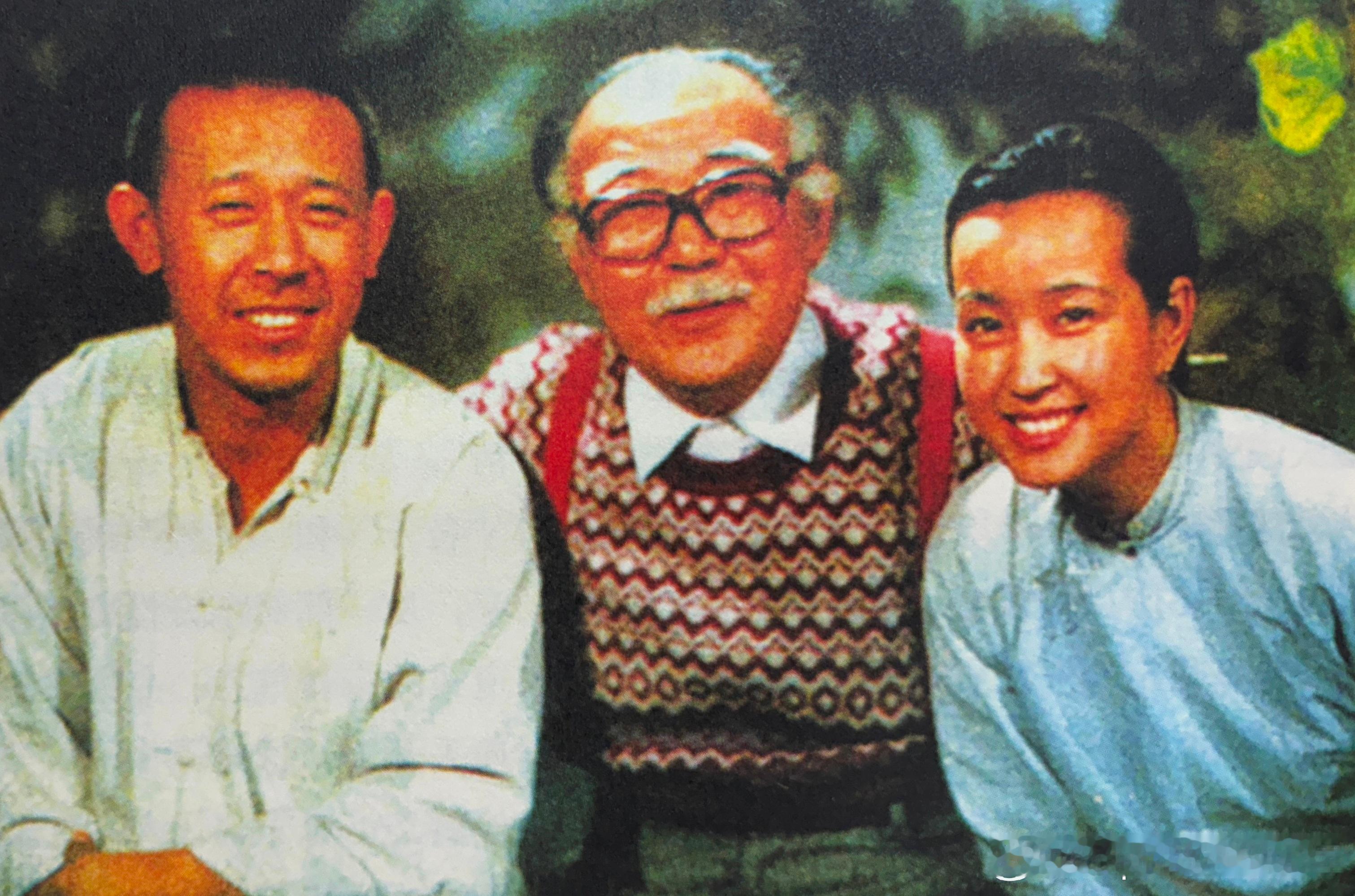 1988年电影《春桃》工作照，左起姜文饰演的刘向高、导演凌子风、刘晓庆饰演的春桃
